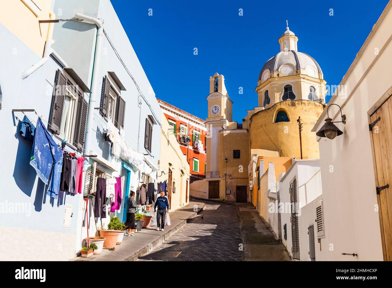 Via San Rocco avec l'église Santuario Santa Maria delle Grazie Incoronata sur Procida, Campanie, Italie. Banque D'Images