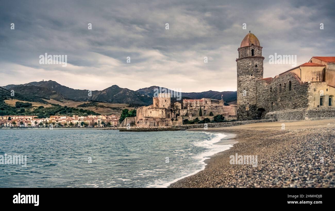 Ansa de la Baleta dans Collioure. L'église notre-Dames des Anges, à droite, a été construite à la fin du XVIIe siècle. Le Château Royal de Collioure, sur la gauche, comme l'église, est classé monument historique. Les premières mentions datent du VII siècle. Banque D'Images