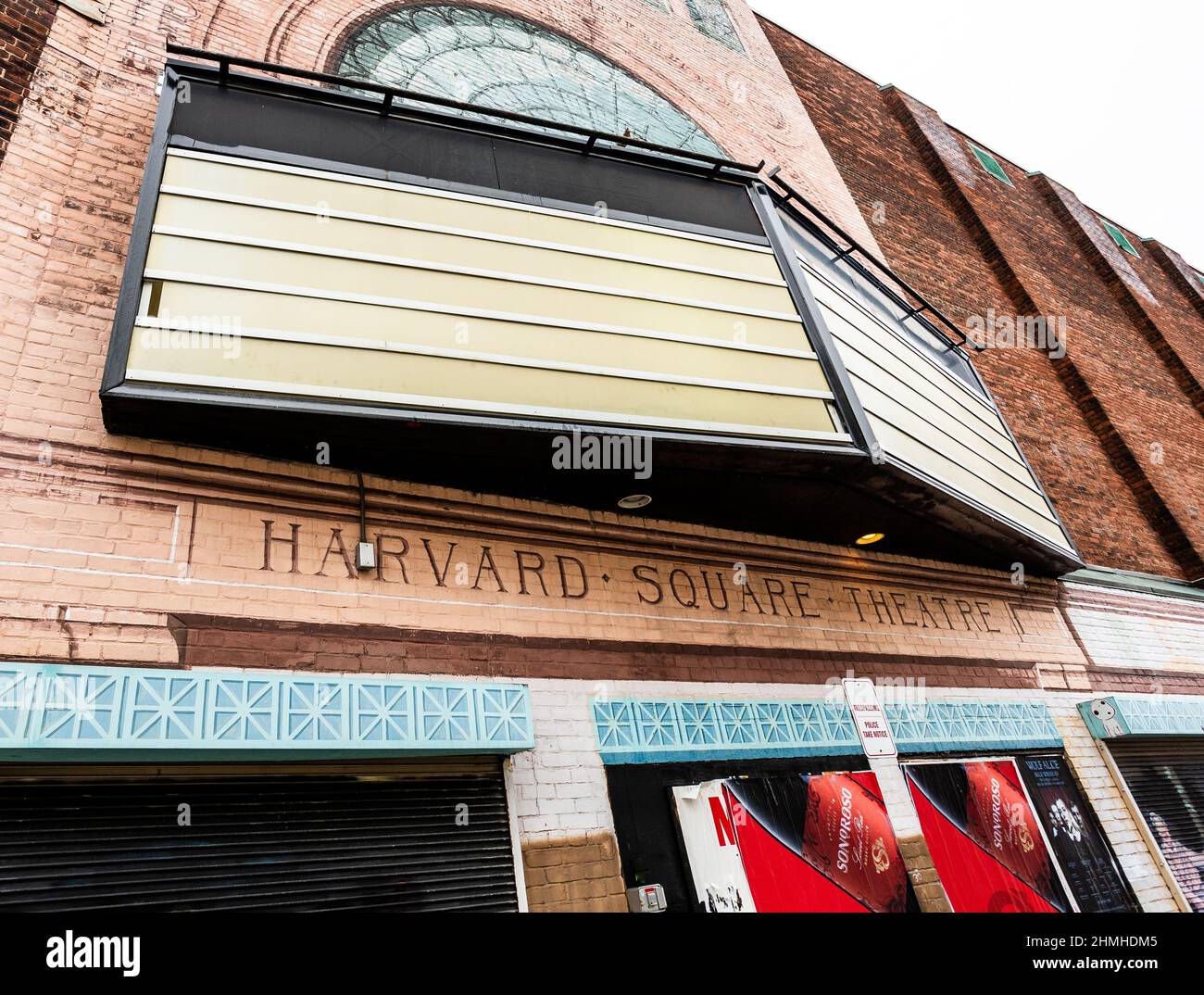 Cambridge, Massachusetts, États-Unis - 8 février 2022 : extérieur du bâtiment Harvard Square Threarere sur Church Street. Banque D'Images
