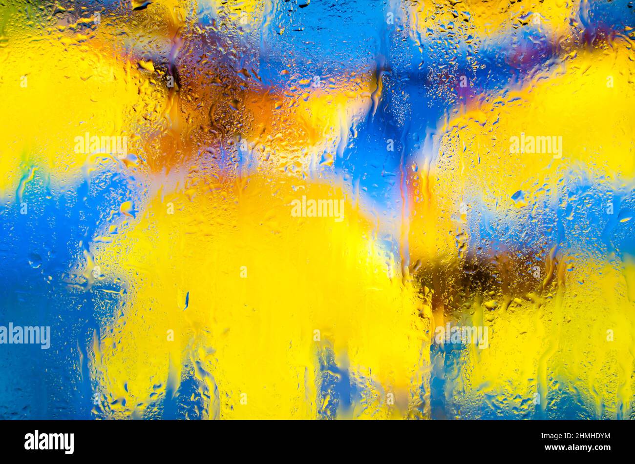 L'automne jaune feuilles d'érable à travers le verre à l'aide de gouttes Banque D'Images