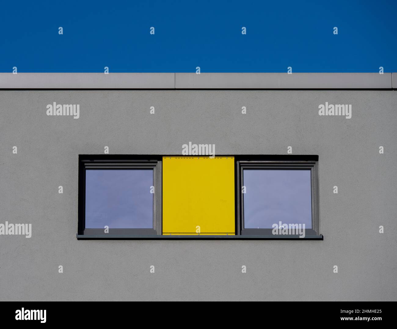 Immeuble d'appartements, fenêtre jaune, ciel bleu Banque D'Images