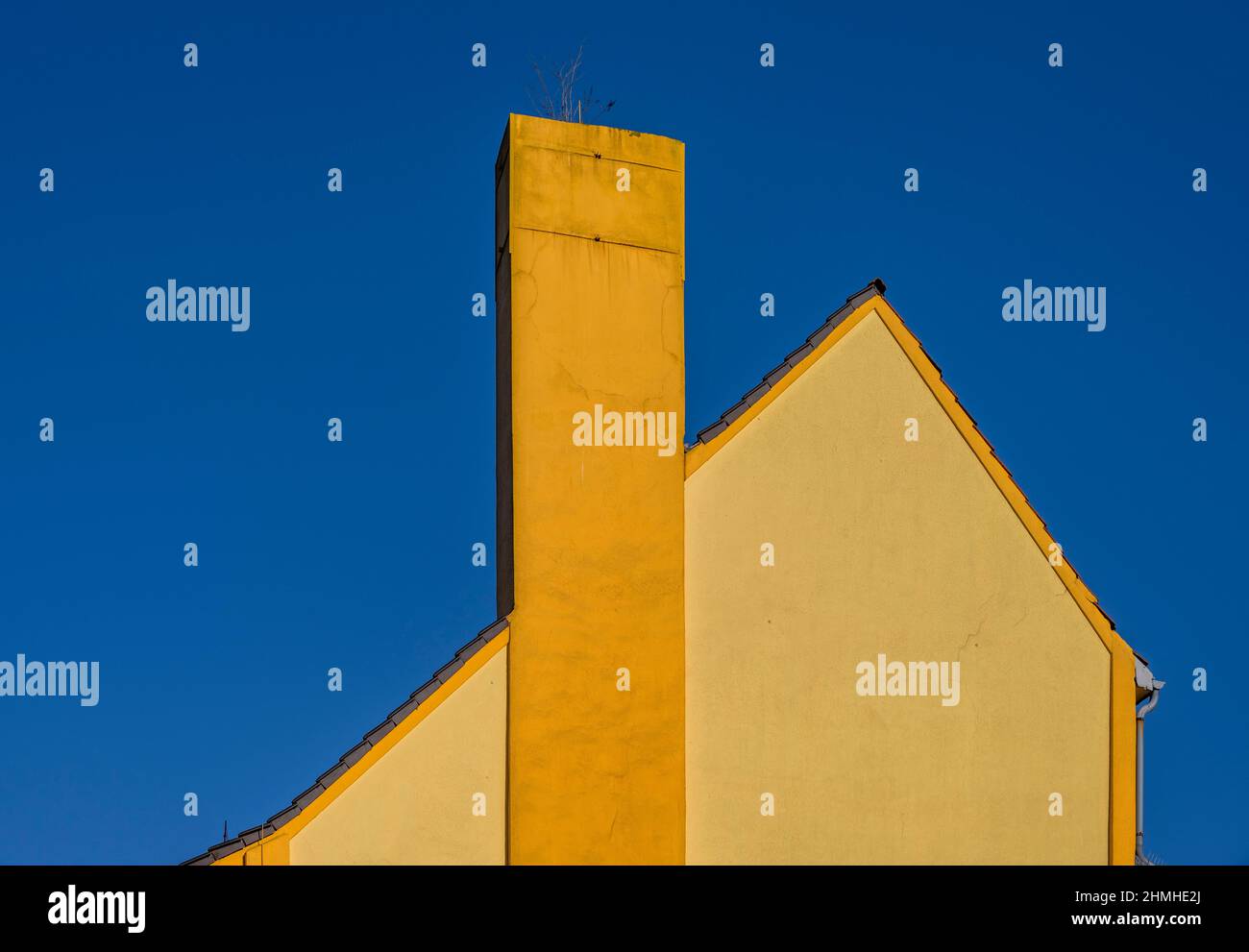 maison jaune, cheminée, ciel bleu Banque D'Images