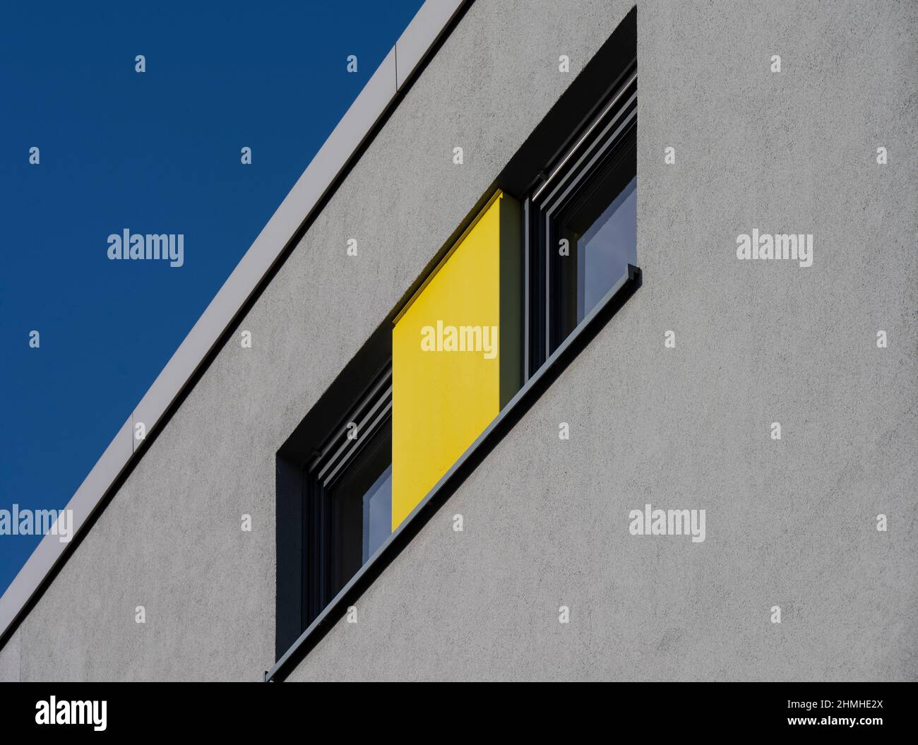 Immeuble d'appartements, fenêtre jaune, ciel bleu Banque D'Images