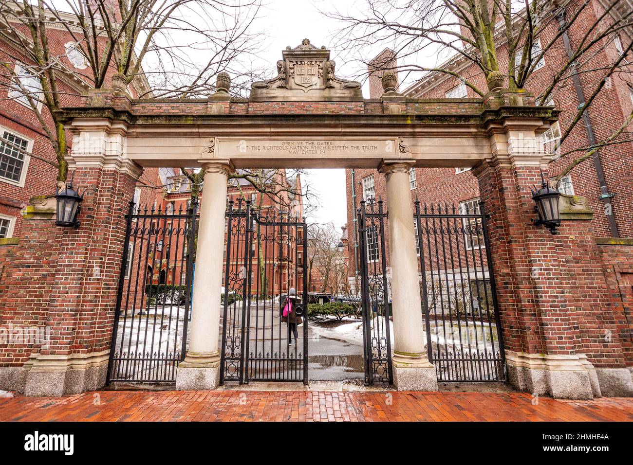 Cambridge, Massachusetts, États-Unis - 8 février 2022 : la classe de 1875 Gate est une entrée à Harvard Yard de Massachusetts Avenue à Harvard Square. Banque D'Images