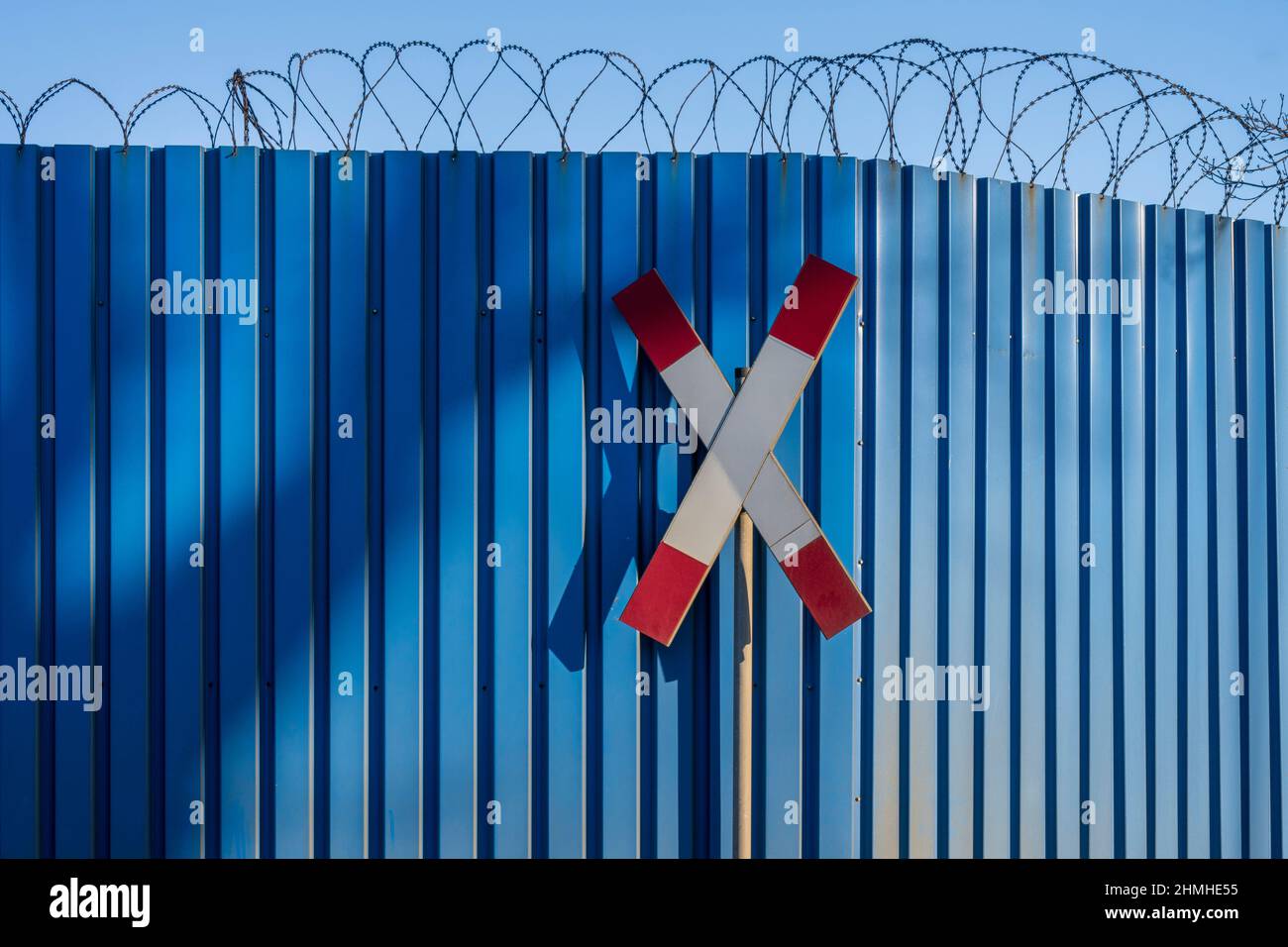 St Andrew's Cross, clôture bleue, port de Duisburg, barbelés, Banque D'Images