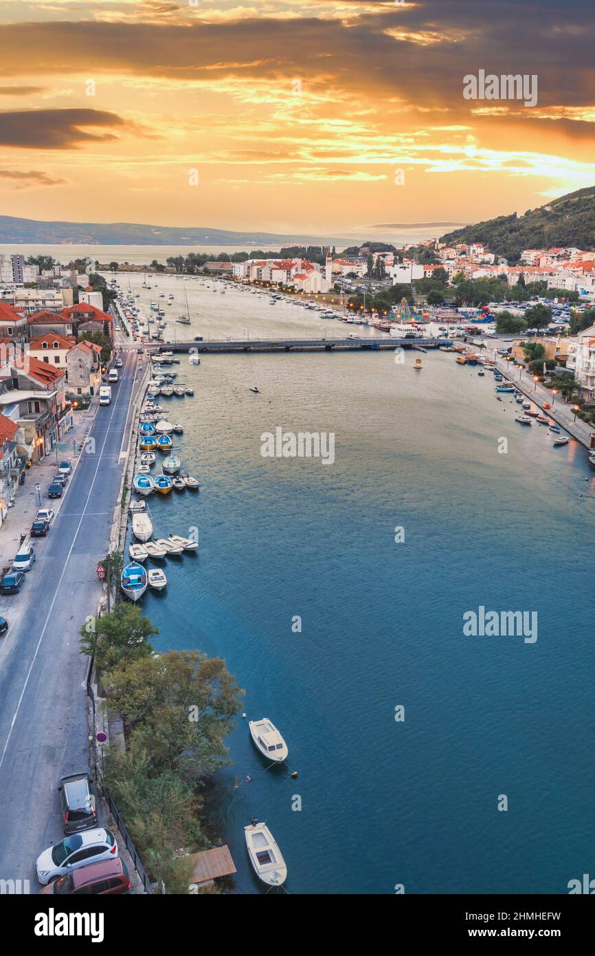 Croatie, Comté de Split Dalmatie, ville côtière d'omis, station balnéaire sur la côte adriatique à l'embouchure de la rivière Cetina Banque D'Images
