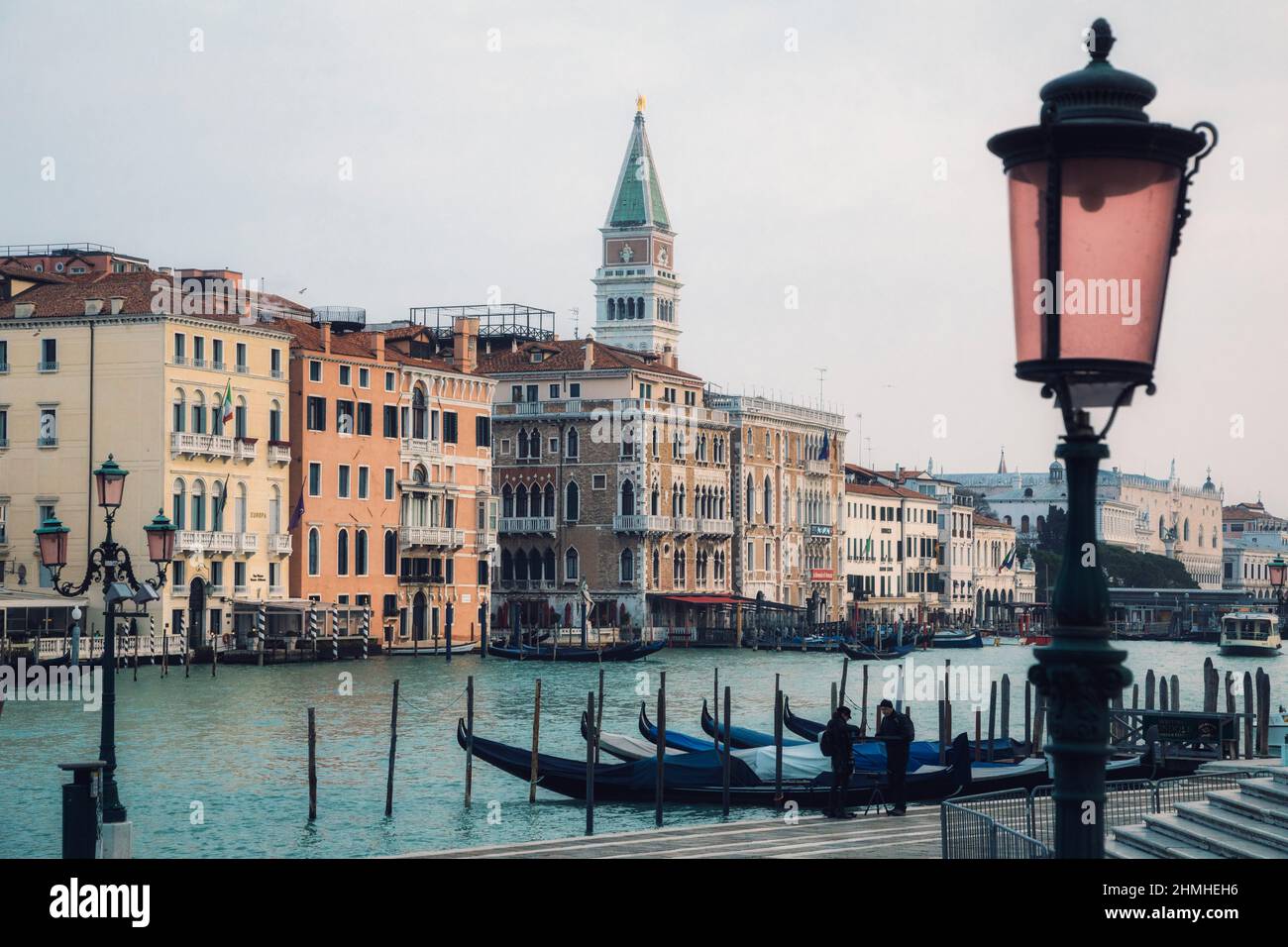 Italie, Vénétie, Venise, gondoles vénitiennes et palais donnant sur le Canal Grande Banque D'Images