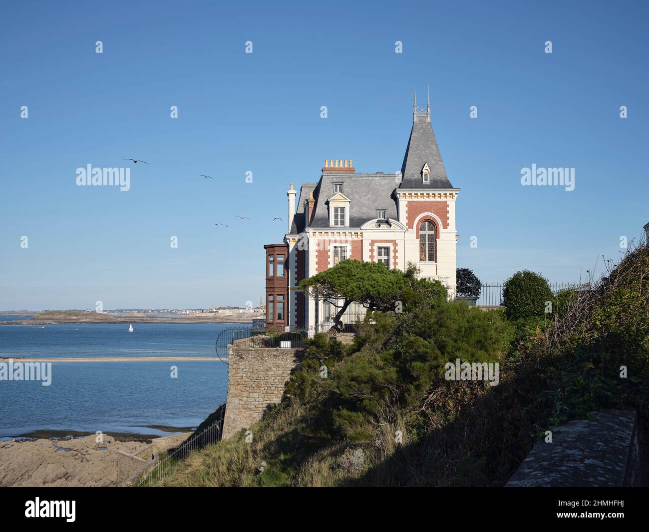 Légué à la ville de Dinard dans le département de la lle-et-Vilaine de Bretagne, le Villa roches brunes est situé sur le promontoire de la Malouine. La villa est maintenant utilisée pour diverses activités culturelles Banque D'Images