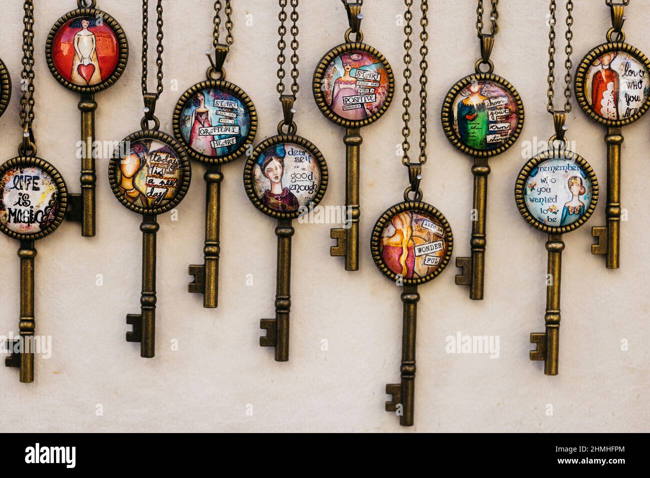 Clés décoratives devant une petite boutique à Groznjan, Croatie Banque D'Images