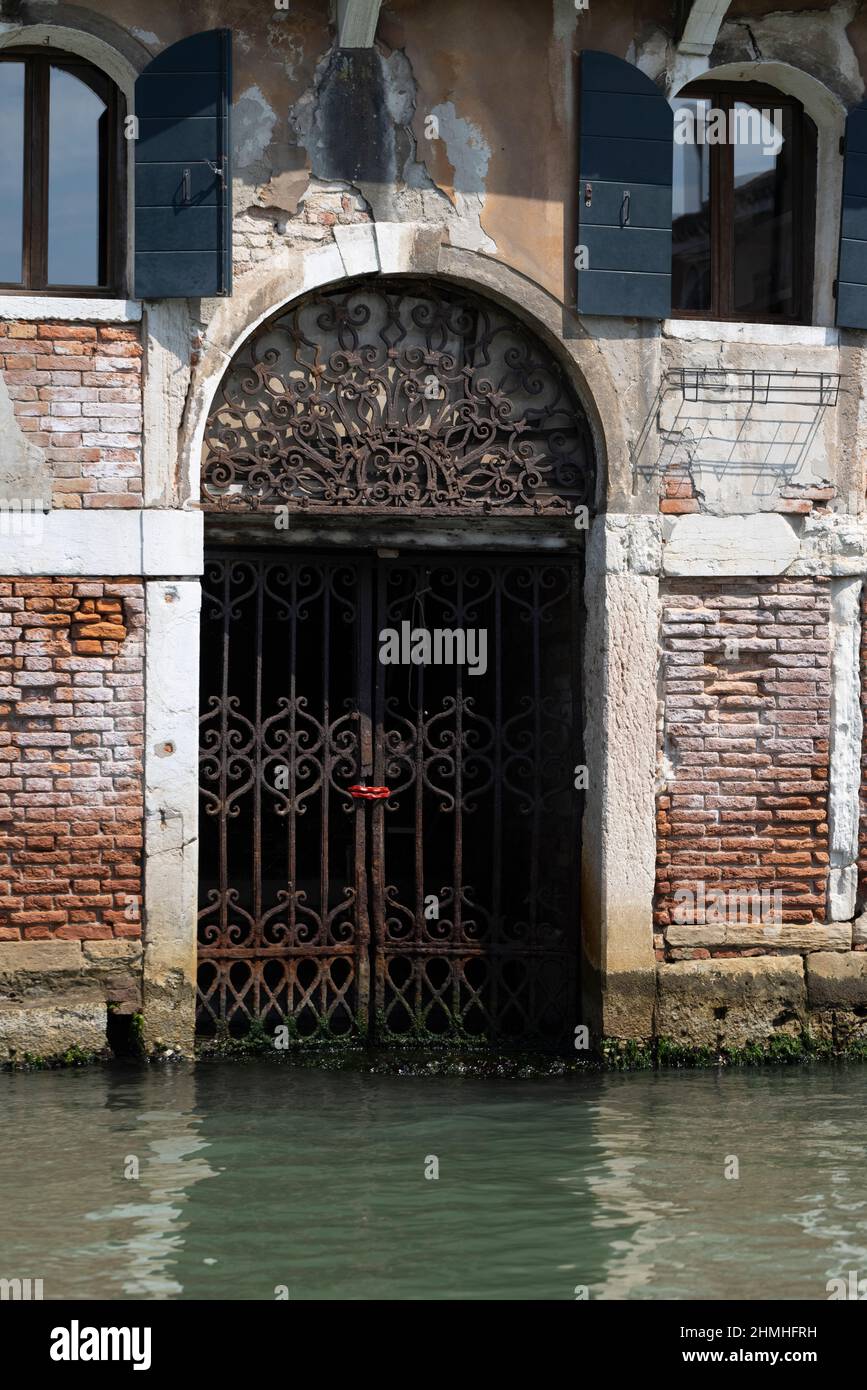 Porte de treillis Banque de photographies et d'images à haute résolution -  Alamy