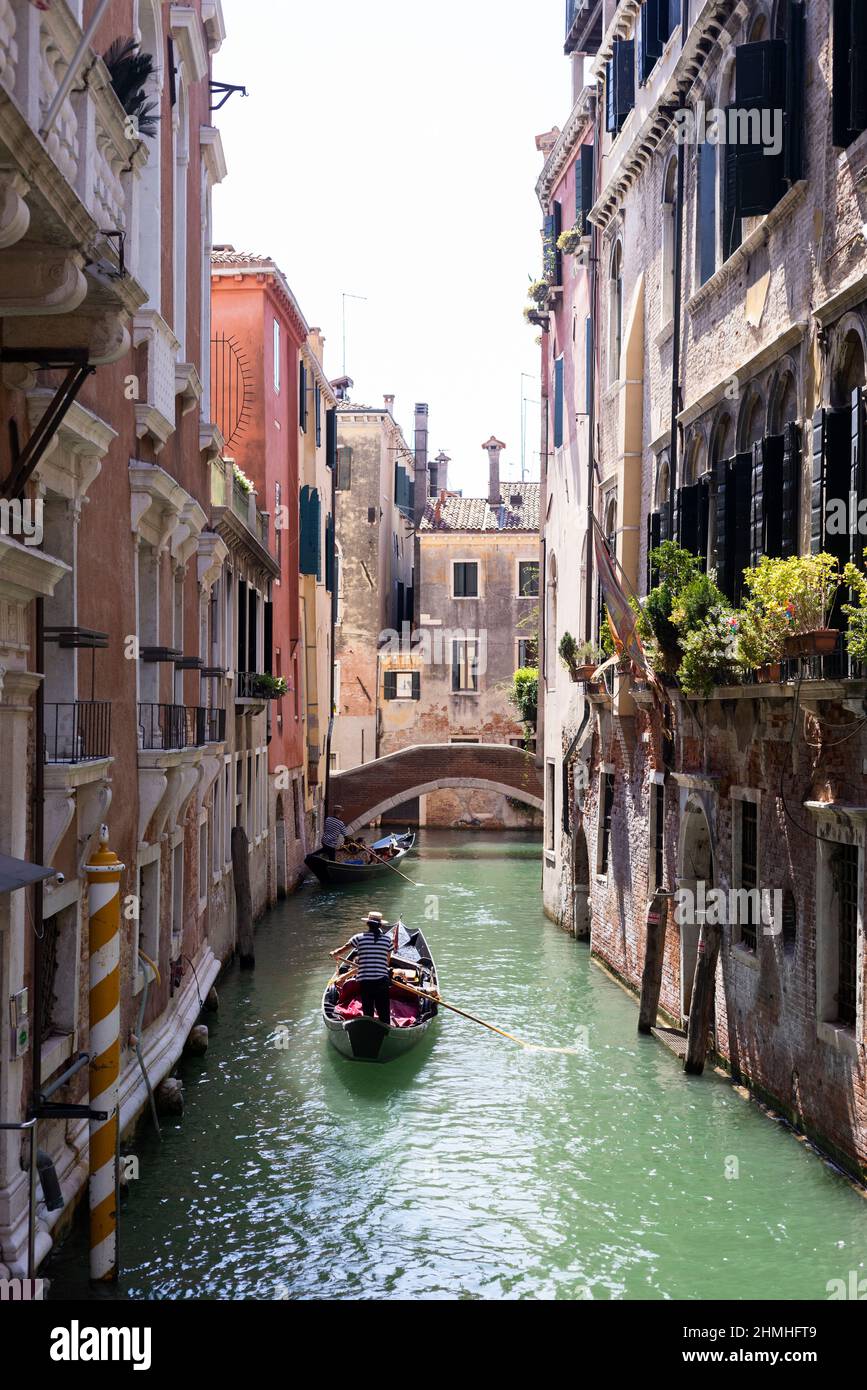 Deux gondoles longeant un petit canal à Venise, en Italie Banque D'Images