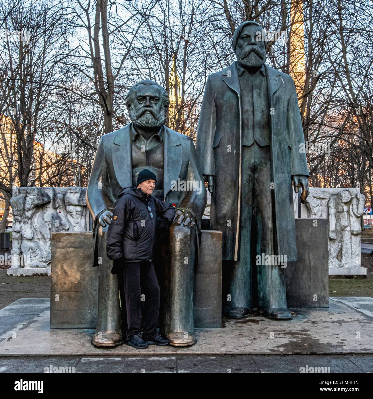 Sculpture de Karl Marx et Friedrich Engels devant un panneau en pierre montrant l'histoire de la RDA - Marx-Engels-Forum, Berlin Banque D'Images