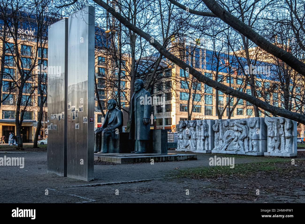 Sculpture de Karl Marx et Friedrich Engels devant un panneau en pierre montrant l'histoire de la RDA - Marx-Engels-Forum, Berlin Banque D'Images