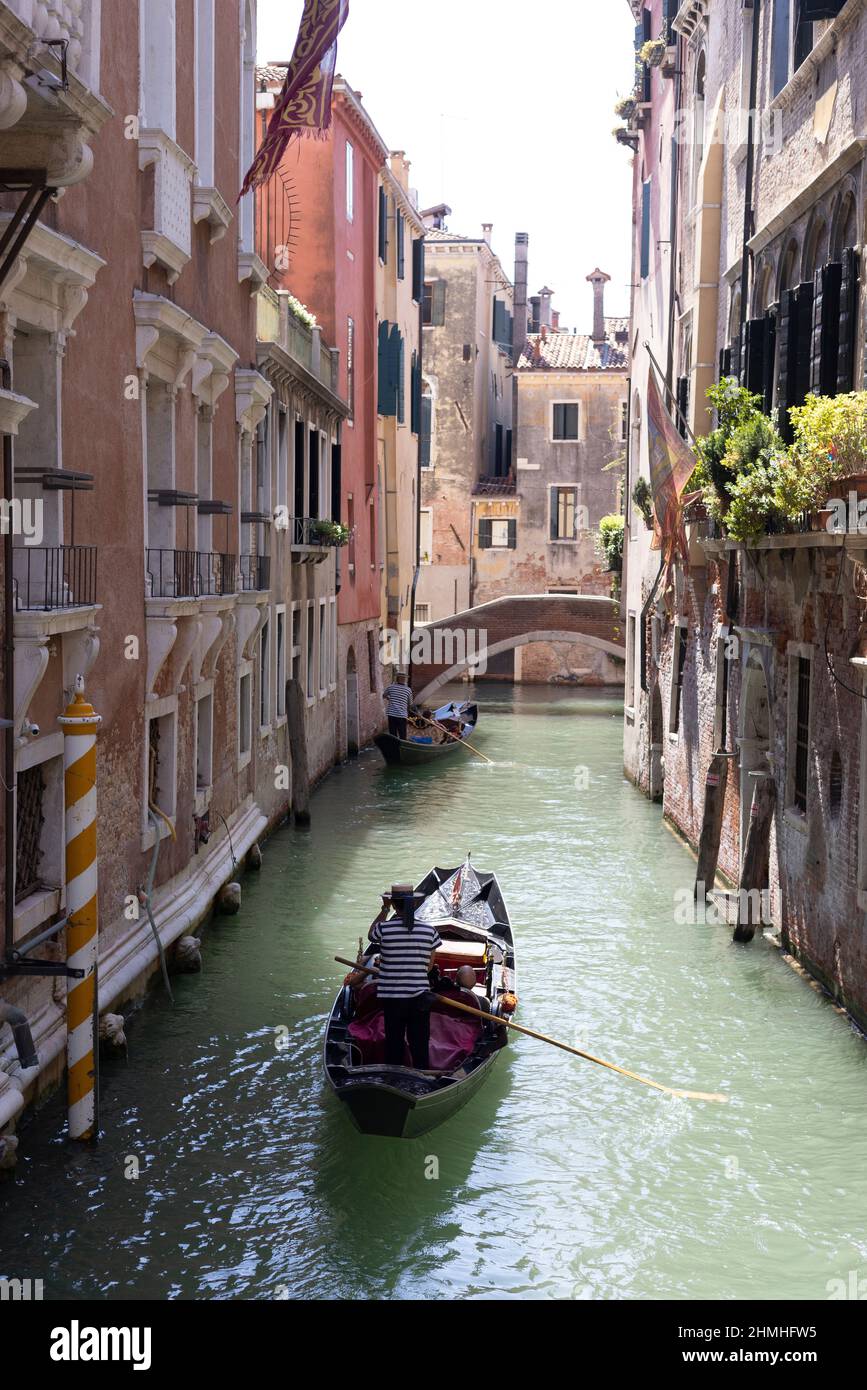 Deux gondoles longeant un petit canal à Venise, en Italie Banque D'Images