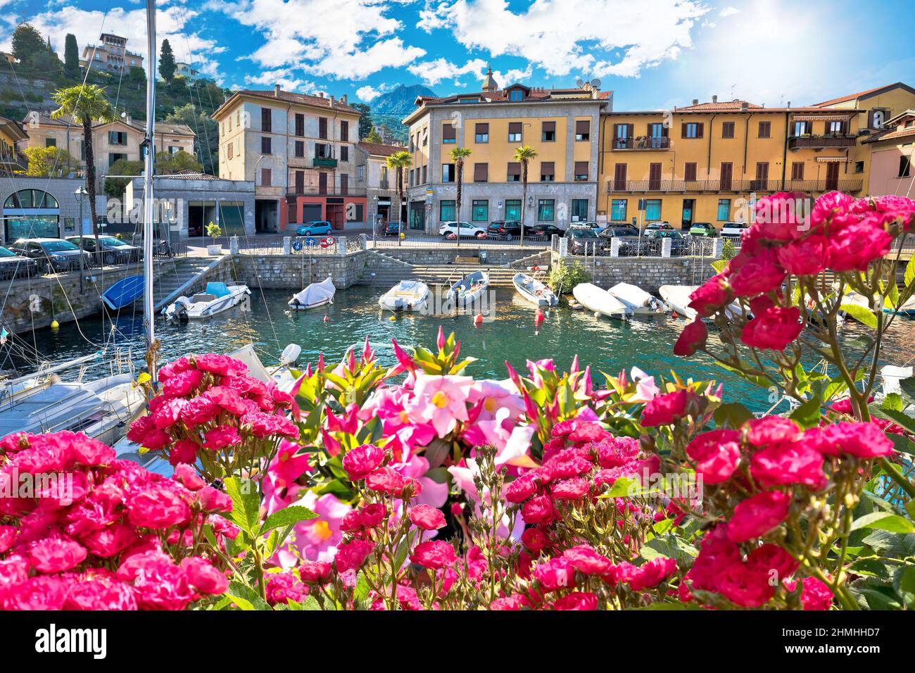 Ville de Menaggio sur le lac de Côme vue sur les fleurs, région Lombardie de l'Italie Banque D'Images