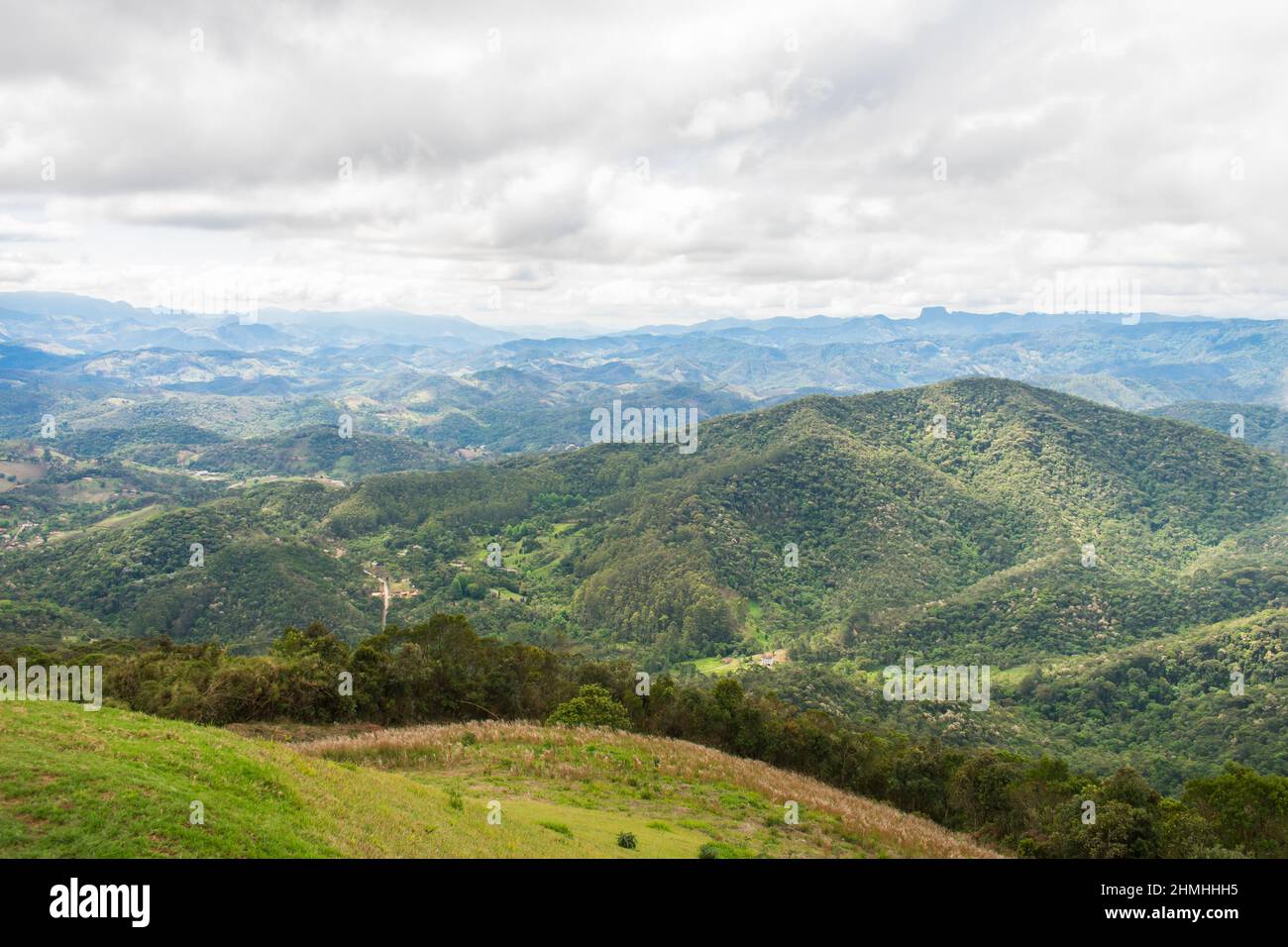 Une vue nuageux de Pico Agudo - un haut sommet de montagne avec une vue à 360 degrés sur les montagnes de Mantiqueira (Santo Antonio do Pinhal, Brésil) Banque D'Images