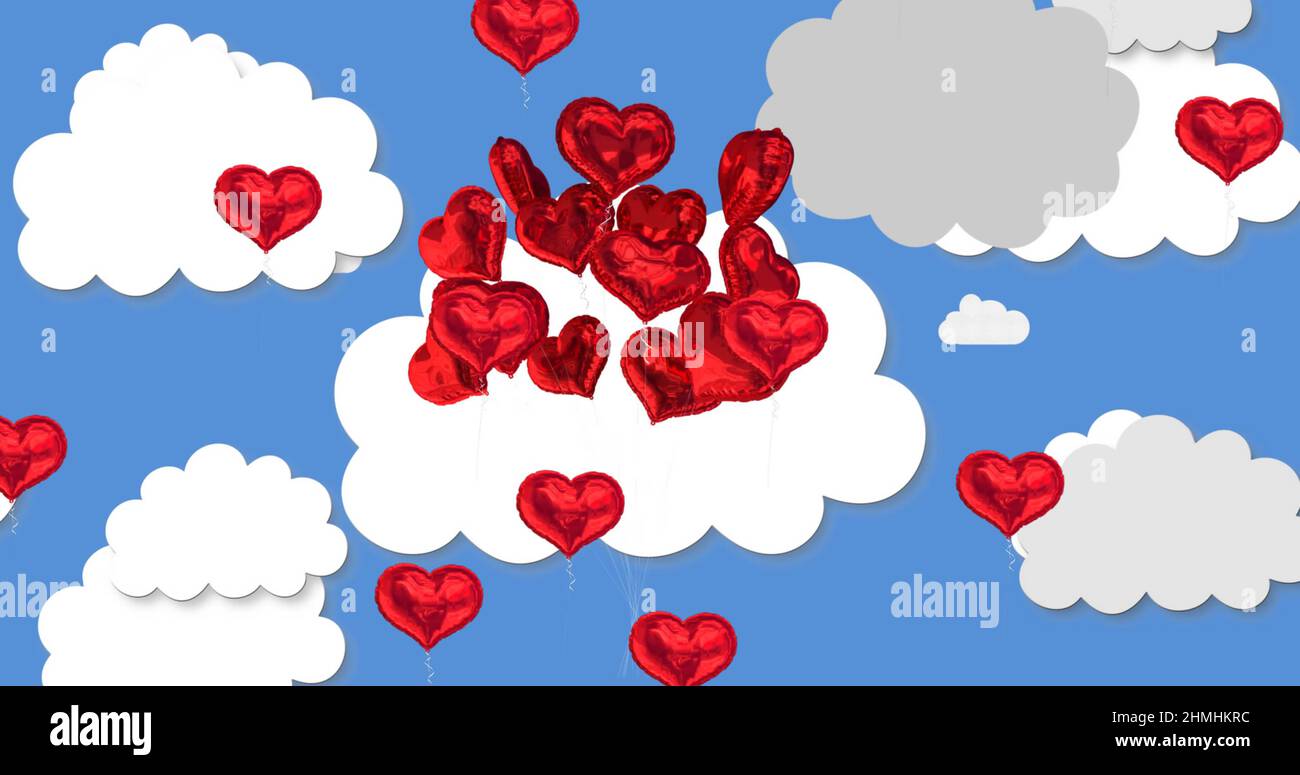 Plusieurs ballons en forme de cœur flottant contre le ciel bleu Banque D'Images