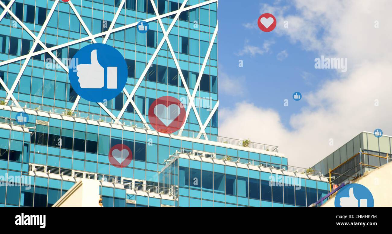 Image de plusieurs icônes d'amour du coeur sur le paysage urbain moderne en arrière-plan Banque D'Images