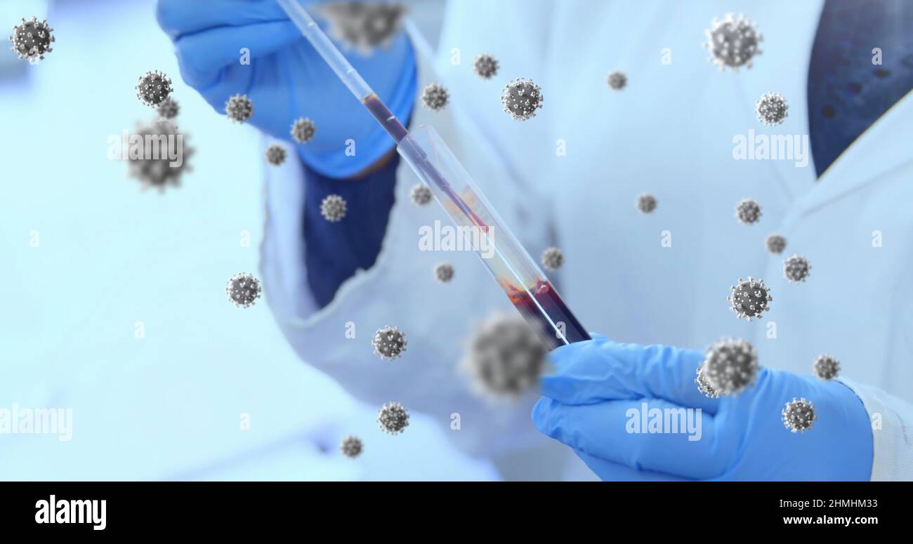 Image des cellules flottantes macro Covid-19 sur le médecin prenant des échantillons et portant des gants médicaux Banque D'Images