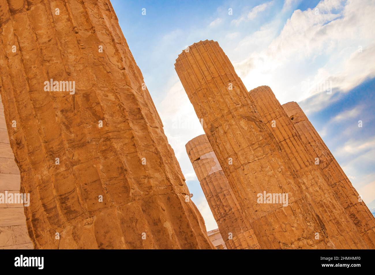 Détails figures sculptures colonnes de l'Acropole d'Athènes avec des ruines étonnantes et belles Parthénon et bleu ciel nuageux dans la capitale grecque Athen Banque D'Images