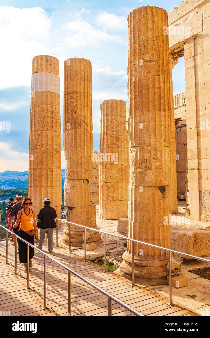 Athènes Grèce 04. Octobre 2018 Détails figures sculptures colonnes de l'Acropole d'Athènes avec de magnifiques ruines Parthénon et bleu nuage Banque D'Images