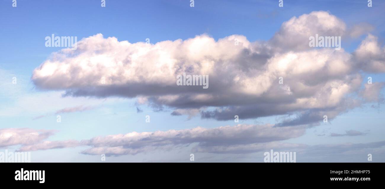 Le Cumulus est le classique ensoleillé jour 'nuage blanc duveteux'. Avec jusqu'à 10000000000 gouttelettes par mètre cube, elles sont essentielles au cycle de l'eau Banque D'Images