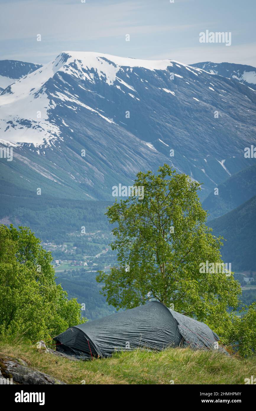 VALLDAL, NORVÈGE - 2020 JUIN 14.Randonnée avec tente dans la nature norvégienne. Banque D'Images