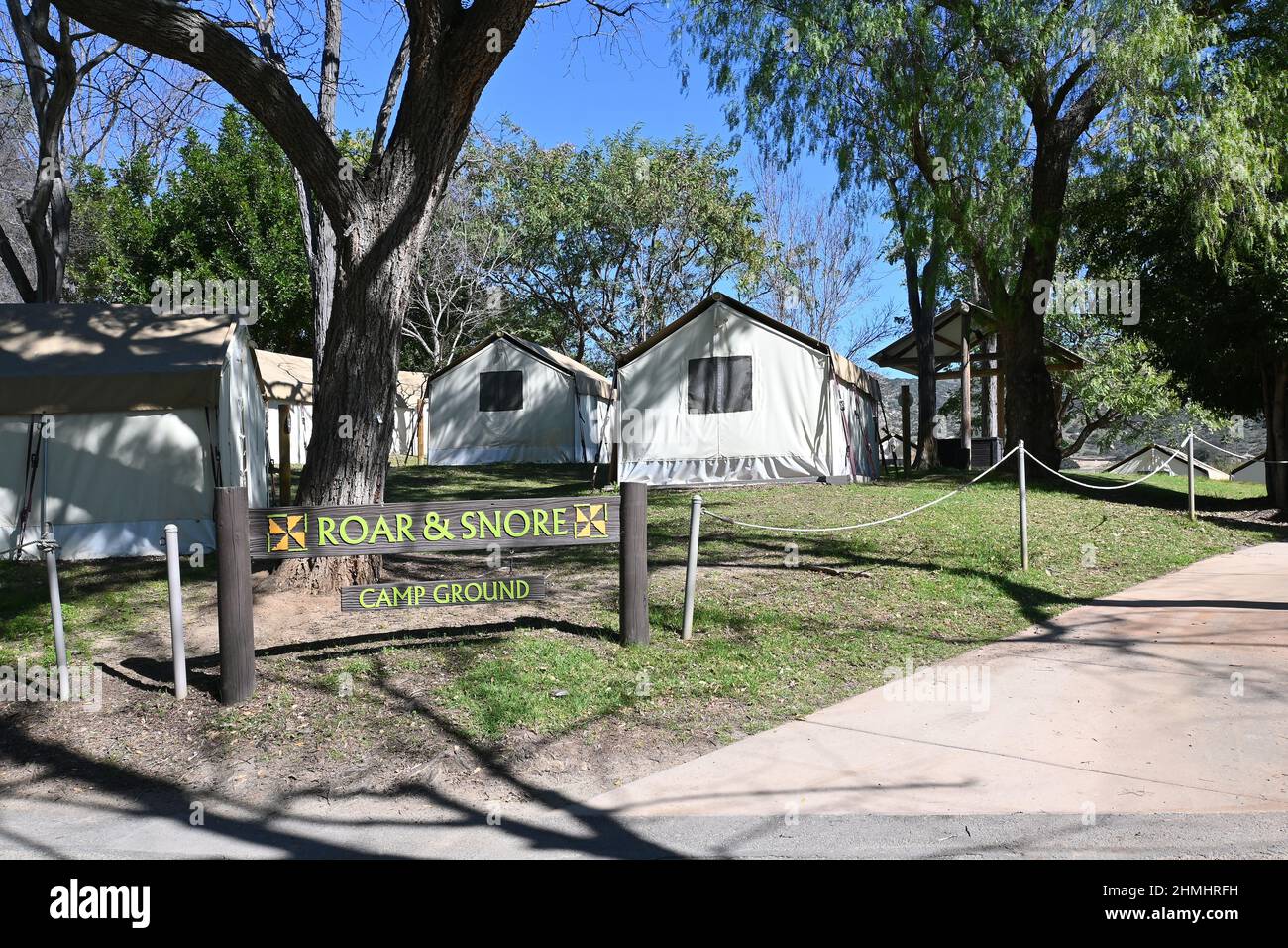 ESCONDIDO, CALIFORNIE - 9 FÉVRIER 2022 : panneau Roar and Snore Camp Ground au San Diego Zoo Safari Park, où les clients peuvent passer la nuit dans le parc. Banque D'Images