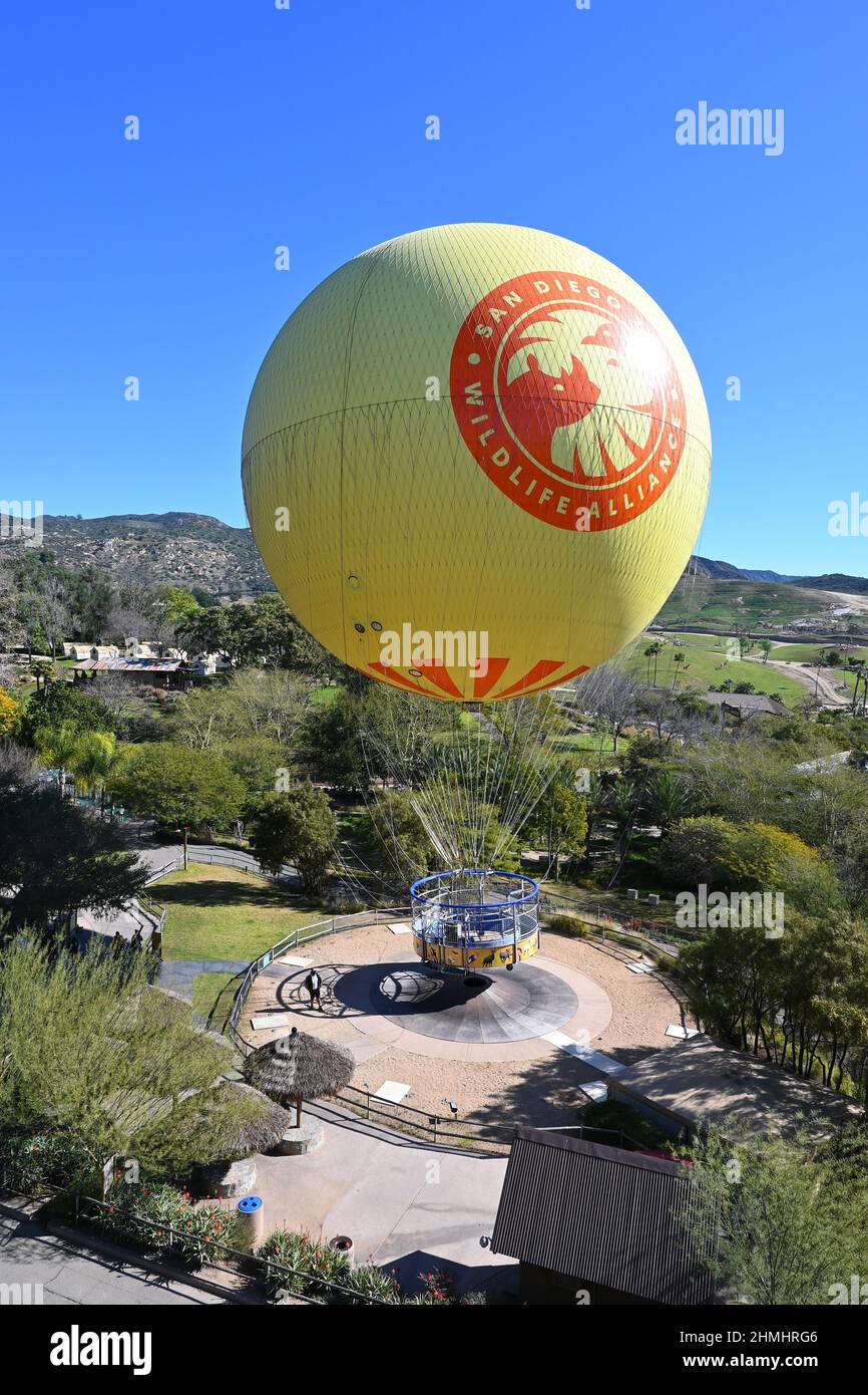 ESCONDIDO, CALIFORNIE - 9 FÉVRIER 2022 : vol en montgolfière au zoo de San Diego Safari Park. Banque D'Images
