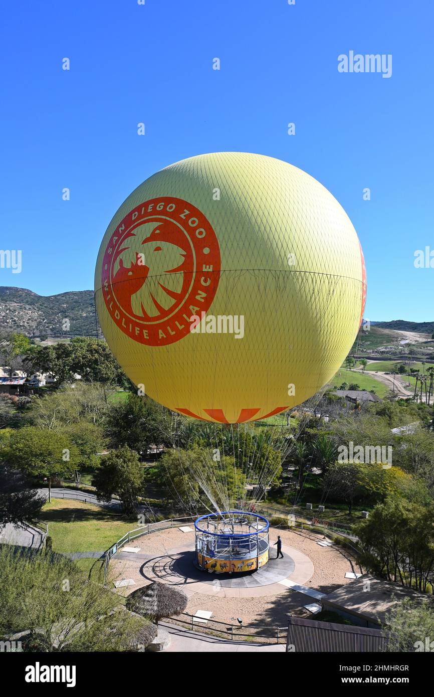 ESCONDIDO, CALIFORNIE - 9 FÉVRIER 2022 : atterrissage en montgolfière à sa gare du San Diego Zoo Safari Park. Banque D'Images