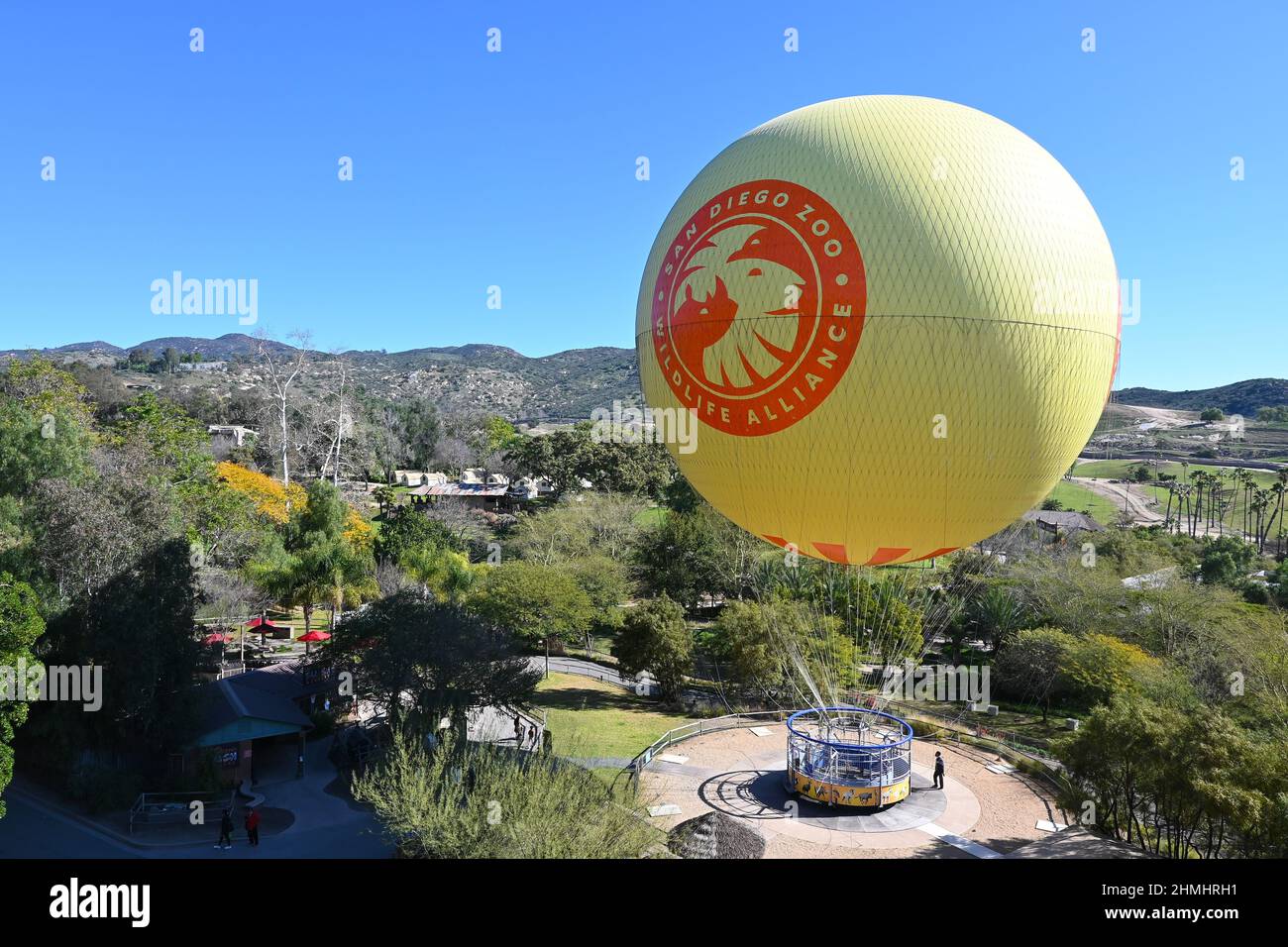 ESCONDIDO, CALIFORNIE - 9 FÉVRIER 2022 : Safari en montgolfière amarré à sa staion au San Diego Zoo Safari Park. Banque D'Images