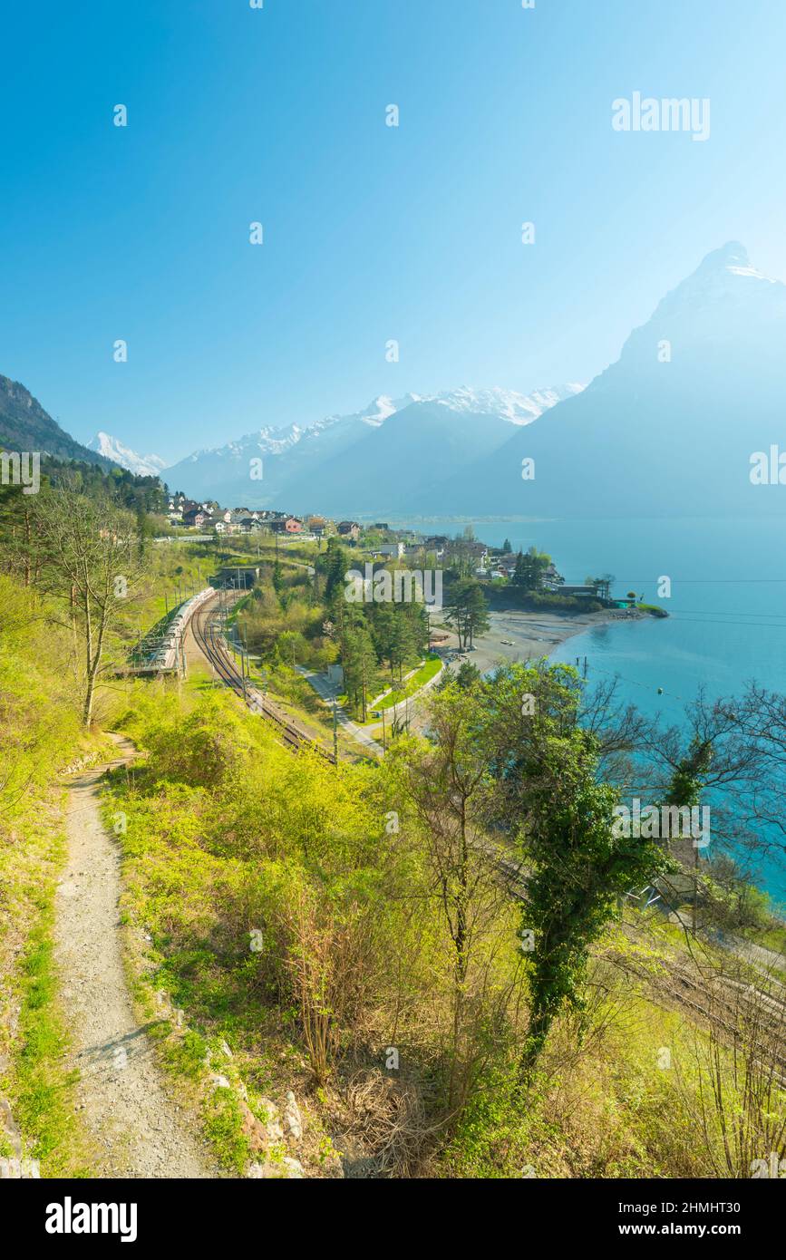 Vue sur la petite ville dans les montagnes des Alpes. Chemin de fer le long du lac de Lucerne. Canton d'Uri. Banque D'Images