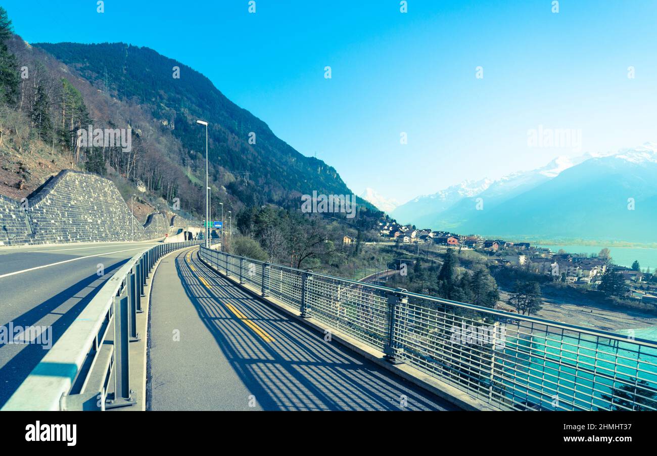 Sur le chemin de la petite ville dans les montagnes des Alpes le long du lac de Lucerne. Canton d'Uri. Banque D'Images