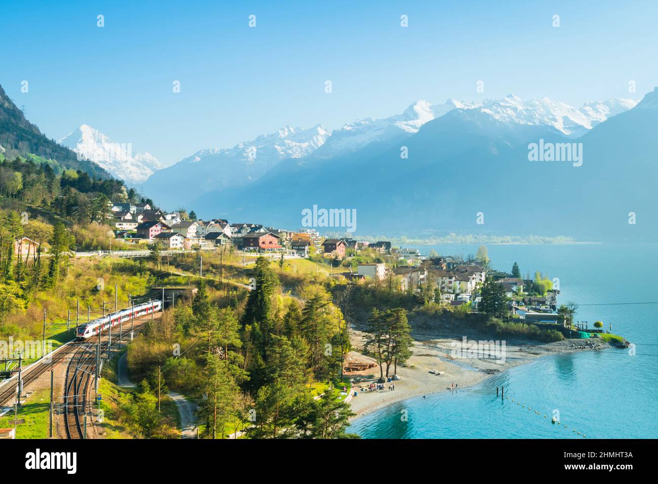 Vue sur la petite ville dans les montagnes des Alpes. Chemin de fer le long du lac de Lucerne. Canton d'Uri. Banque D'Images