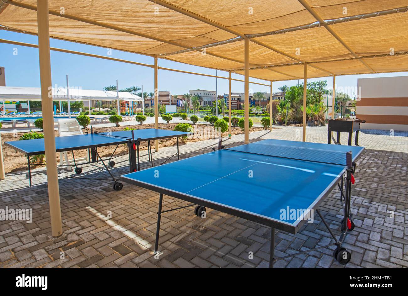 Deux jeux de ping-pong sous pavillon dans les jardins tropicaux du complexe hôtelier de luxe Banque D'Images