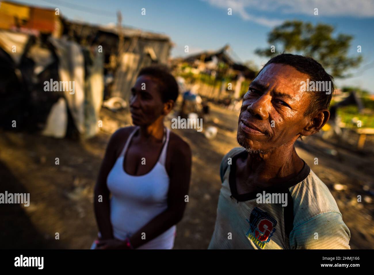 Un pêcheur afro-colombien et sa femme travaillent devant leur maison à Olaya Herrera, un quartier de faible classe sociale à Carthagène, en Colombie. Banque D'Images