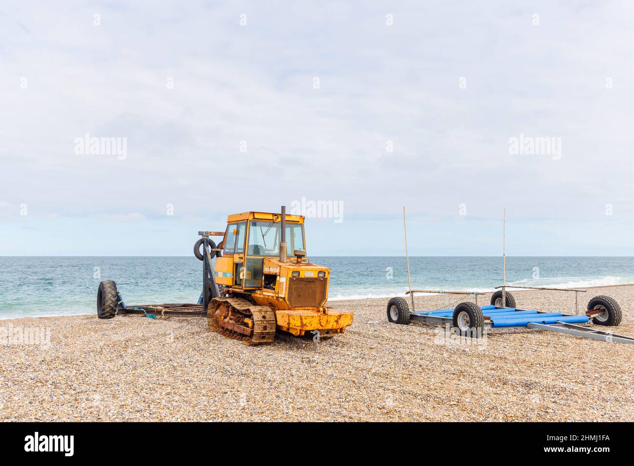 Un tracteur à chenilles TrackMarshall 155 d'époque sur une plage de galets, CLEY-Next-the-Sea, un village côtier, la côte nord de Norfolk, East Anglia, Angleterre Banque D'Images