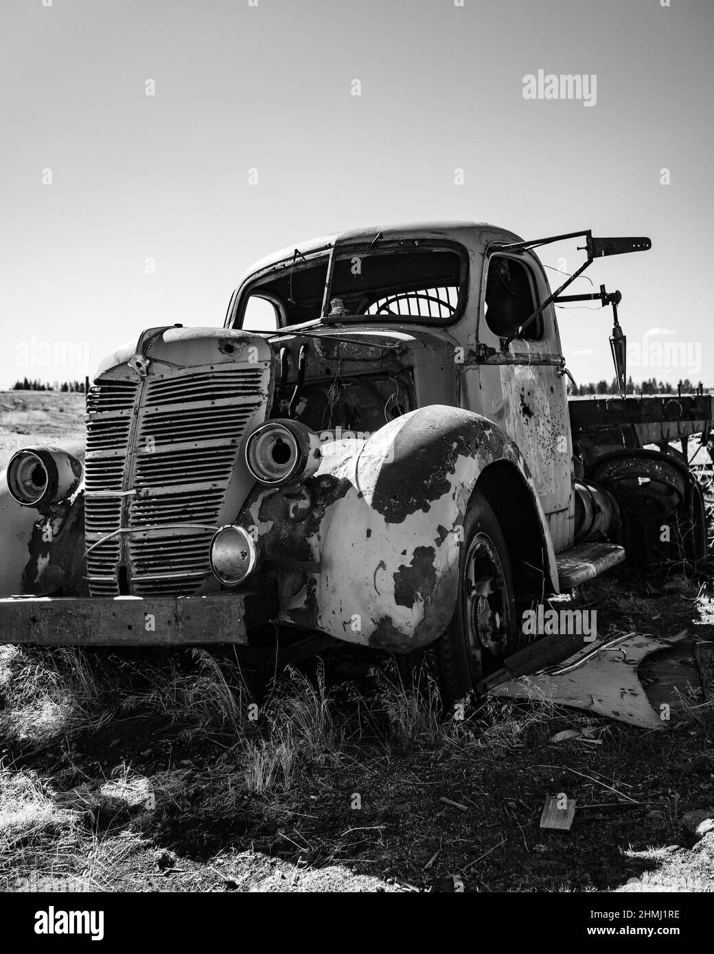 Plan vertical d'un vieux véhicule abandonné dans le champ d'un village Banque D'Images