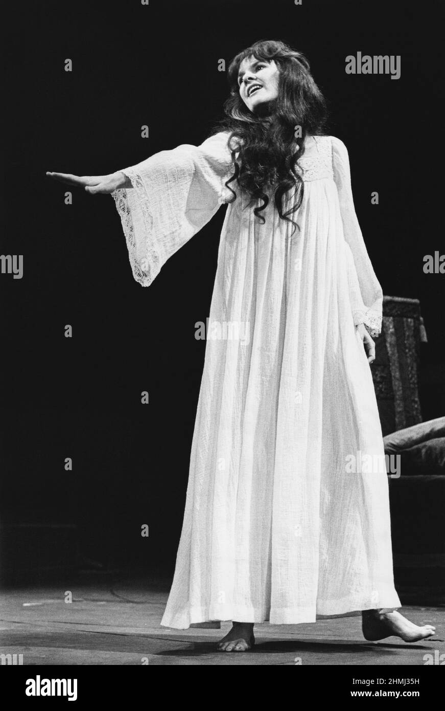 Frances Tomitty (Lady Macbeth) dans MACBETH par Shakespeare au Old Vic Theatre, Londres SE1 03/09/1980 conception: Bob Crowley éclairage: Brian Harris directeur: Bryan Forbes Banque D'Images