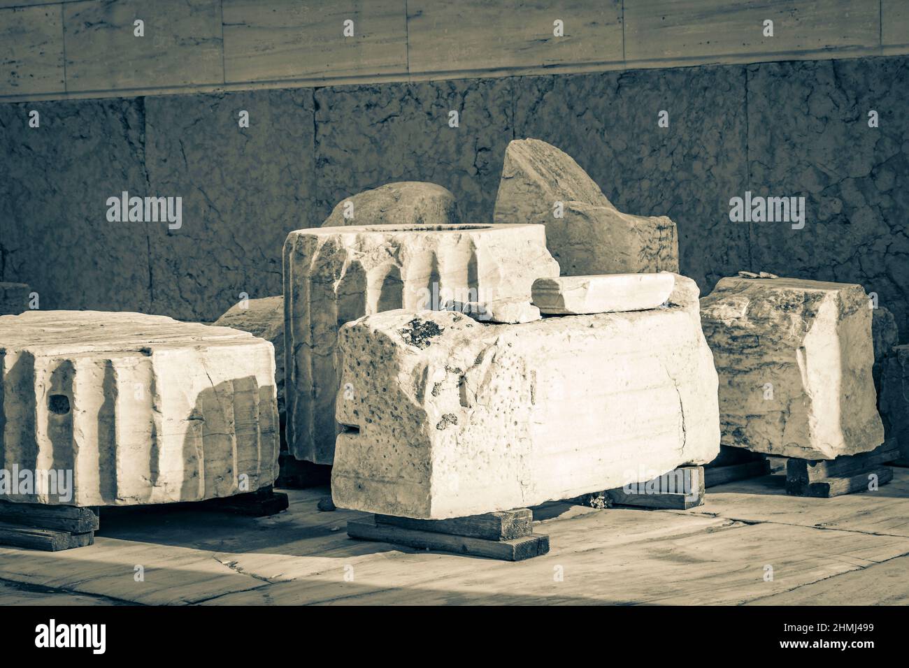 Image en noir et blanc des détails figures sculptures colonnes de l'Acropole d'Athènes avec des ruines étonnantes Parthénon et bleu nuage Banque D'Images