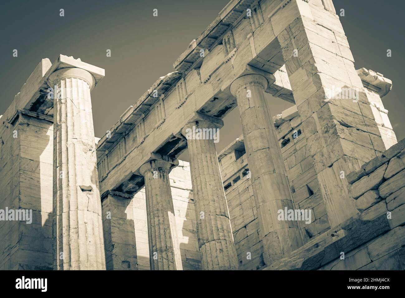 Image en noir et blanc des détails figures sculptures colonnes de l'Acropole d'Athènes avec des ruines étonnantes Parthénon et bleu nuage Banque D'Images