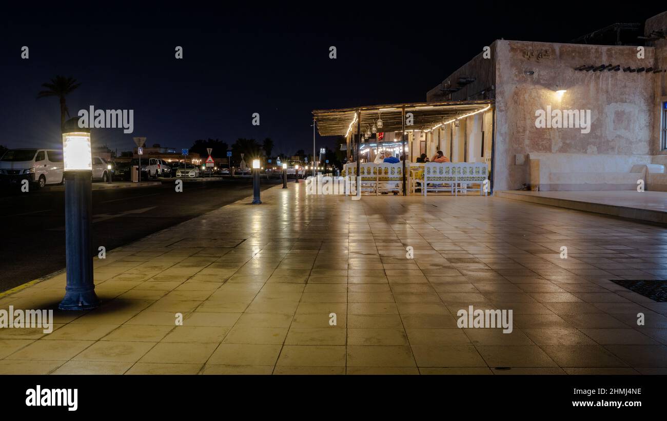 Wakrah, Qatar- décembre 12,2021 : personnes prenant un thé chaud dans un restaurant au wakrah souq.shot pendant la nuit Banque D'Images