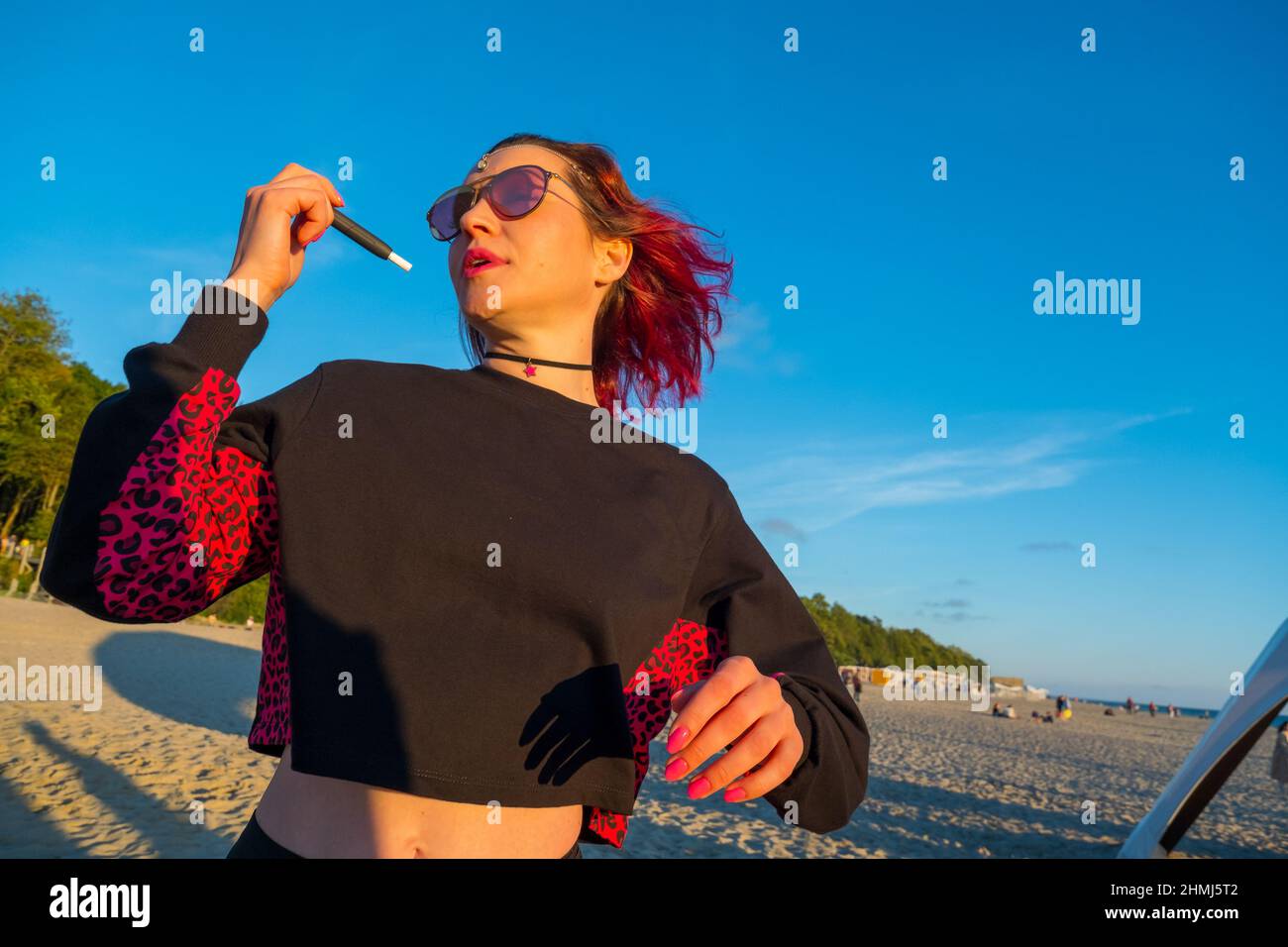 Yantarny, Russie - 8 août 2020 : cigarette électronique insouciante pour femmes et festival d'été sur la mer à Yantarny Banque D'Images