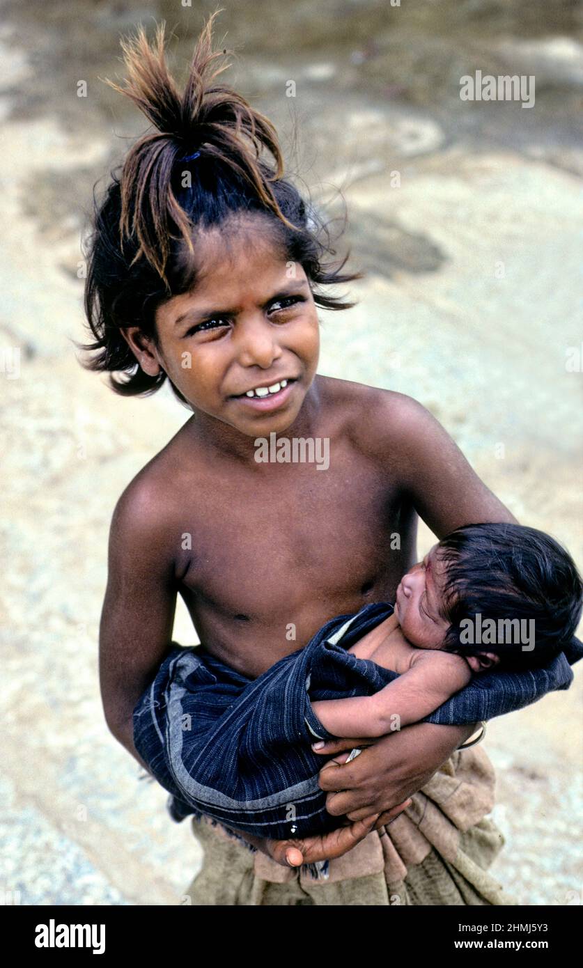 Inde. Portrait d'un enfant avec son bébé frère Banque D'Images