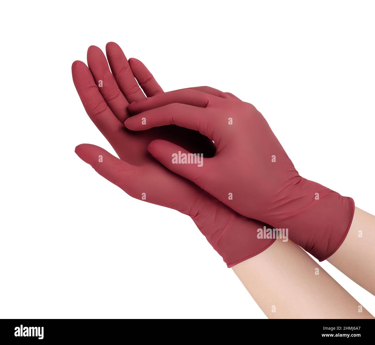 Gants médicaux.Deux gants chirurgicaux rouges isolés sur fond blanc avec les mains.Fabrication de gants en caoutchouc, la main humaine porte un gant en latex Banque D'Images