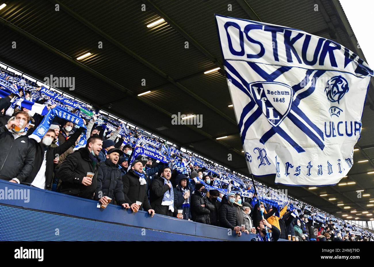 Bundesliga, Vonovia Ruhrstadion Bochum: VFL Bochum vs FC Union Berlin; les fans de Bochum chantant leur hymne Banque D'Images