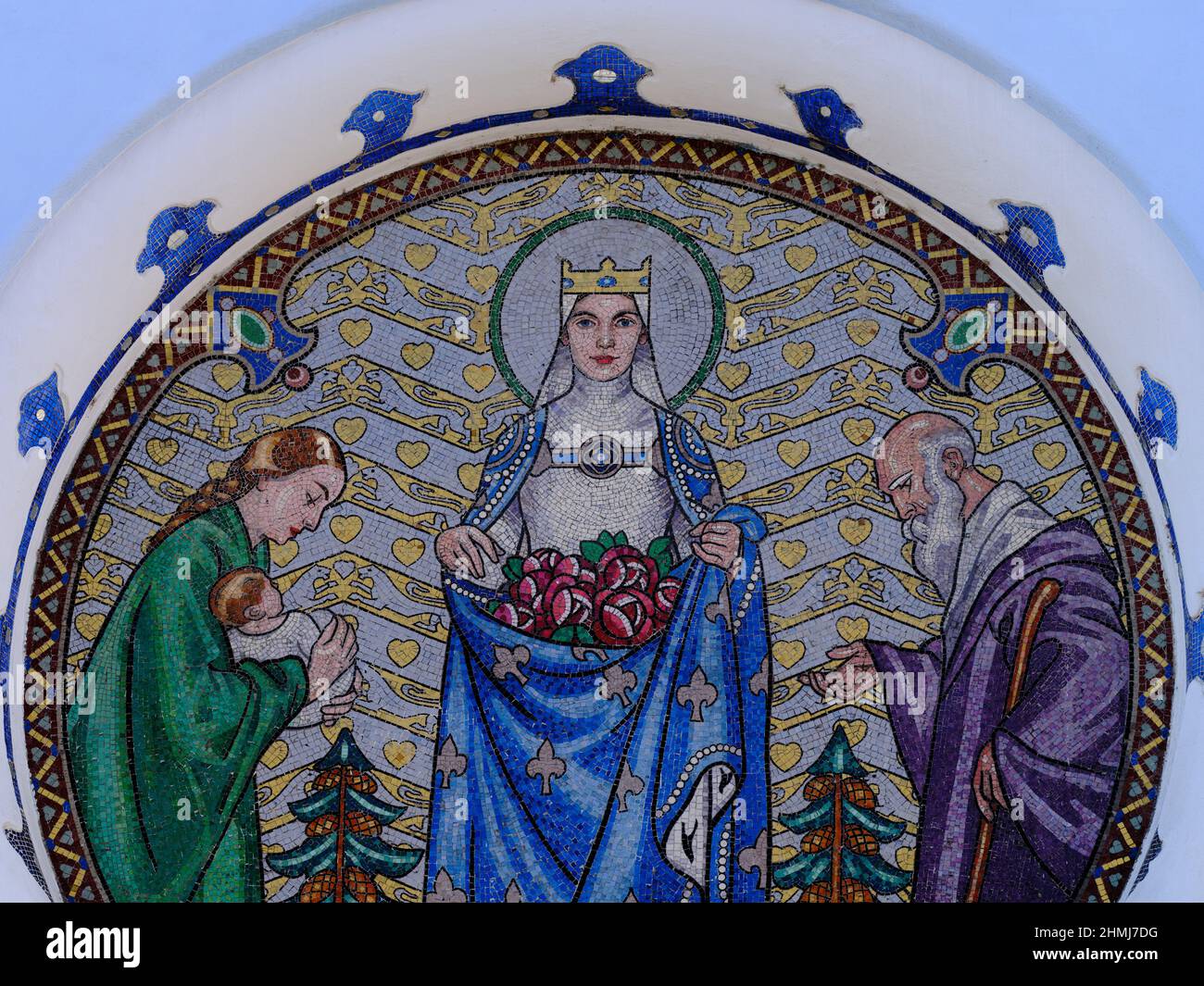 Médaillon en mosaïque représentant Sainte Élisabeth sur la façade de l'église bleue de Bratislava, Slovaquie. Banque D'Images