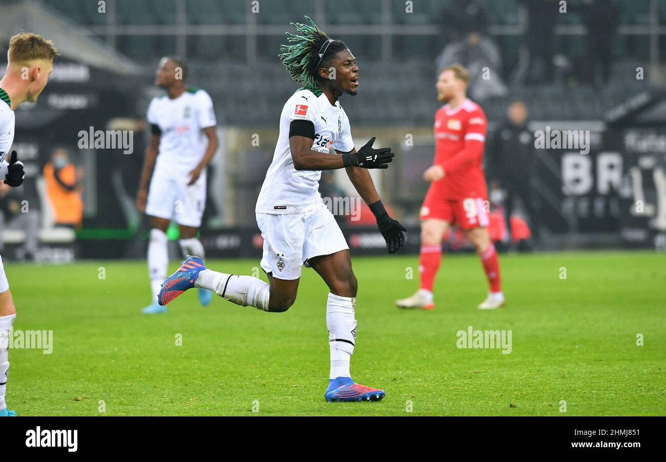 Bundesliga, Parc Borussia Mönchengladbach: Bor. Mönchengladbach vs FC Union Berlin; Manu Kone fête après avoir obtenu son score Banque D'Images