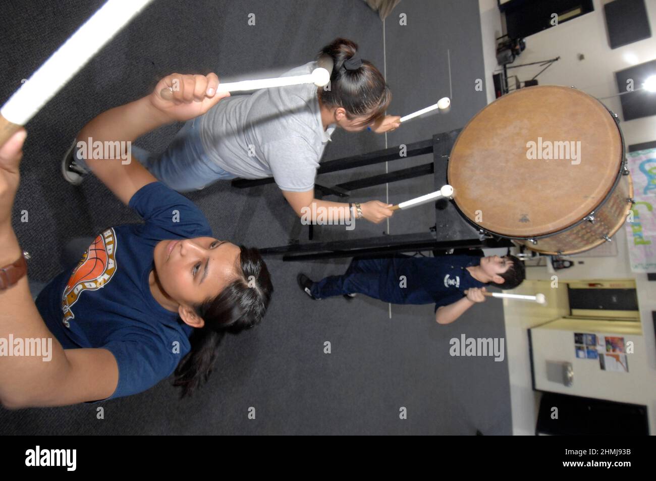 Hidalgo Texas USA, 26 février 2007 : les étudiants de l'école secondaire Hidalgo Early College en classe de groupe de marche pratiquent leur routine de ligne de batterie japonaise. ©Bob Daemmrich Banque D'Images