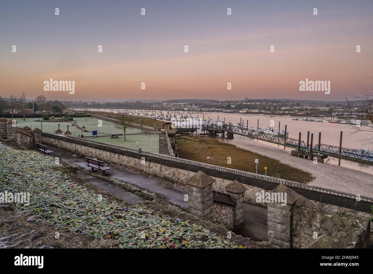 En regardant à travers les bateaux amarrés sur la rivière Medway à Rochester Kent pendant un hiver glacial matin Banque D'Images